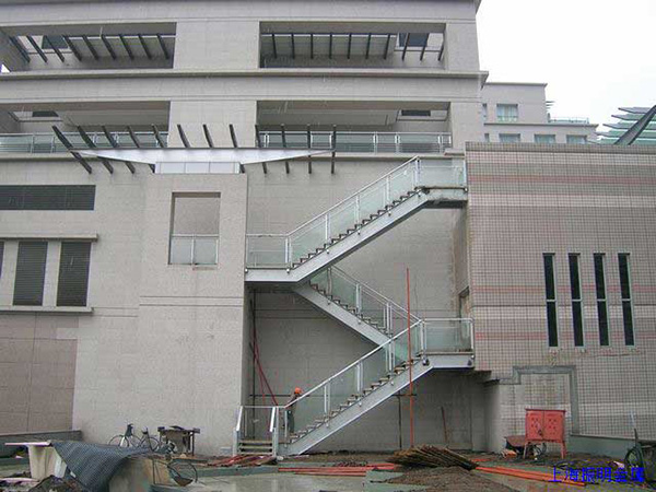 钢结构楼梯(图1)